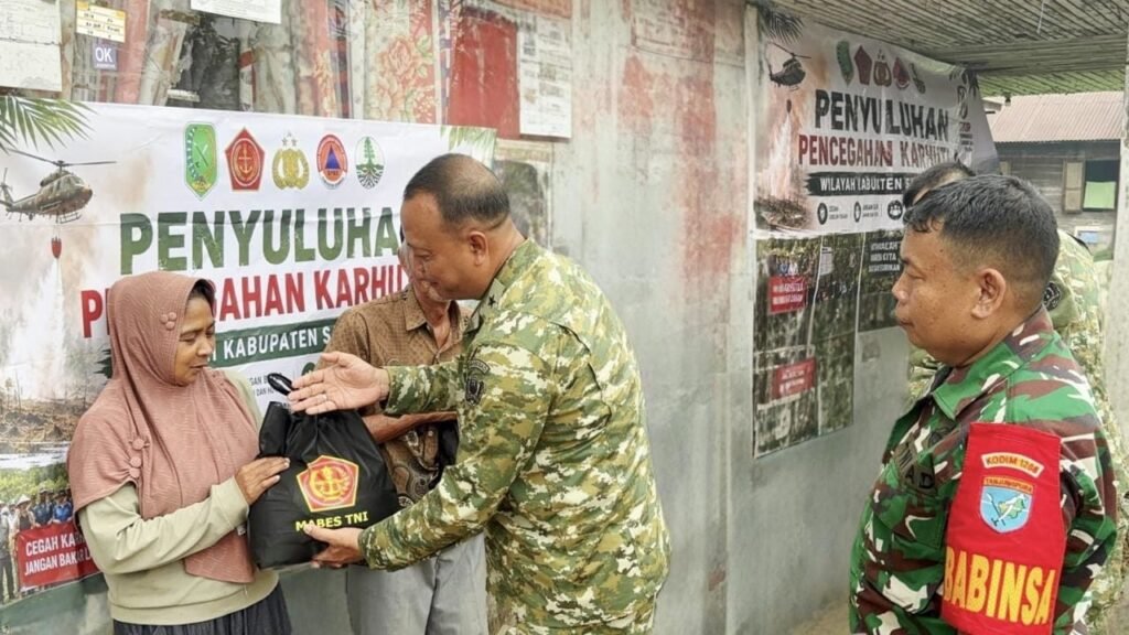 TNI Gencarkan Penyuluhan Door to Door Cegah Karhutla di Kabupaten Sambas - Teropong Rakyat