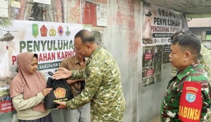 TNI Gencarkan Penyuluhan Door to Door Cegah Karhutla di Kabupaten Sambas - Teropong Rakyat