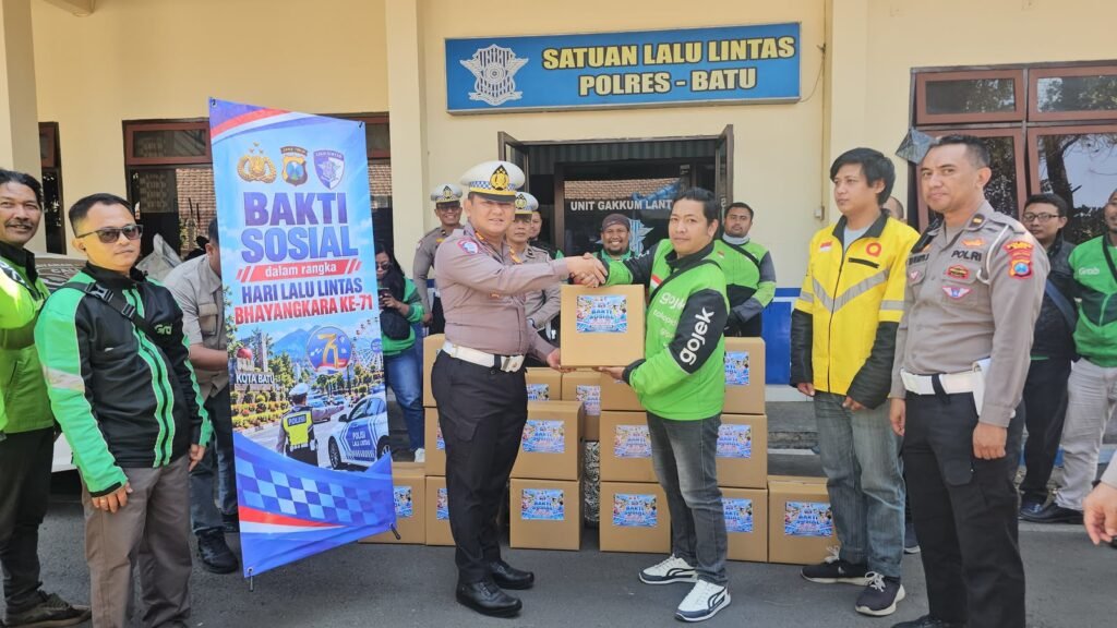 Portal Berita Indonesia dan Dunia Terkini Hari Ini, Update Harian Terbaru, Terlengkap, Tajam, Aktual dan Berimbang. Peringati HUT Lantas ke-71, Satlantas Polres Batu Gelar Baksos Bagikan Bingkisan kepada Komunitas Ojol - Teropong Rakyat