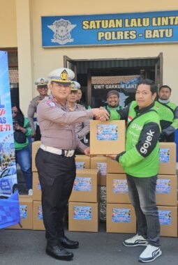 Peringati HUT Lantas ke-71, Satlantas Polres Batu Gelar Baksos Bagikan Bingkisan kepada Komunitas Ojol