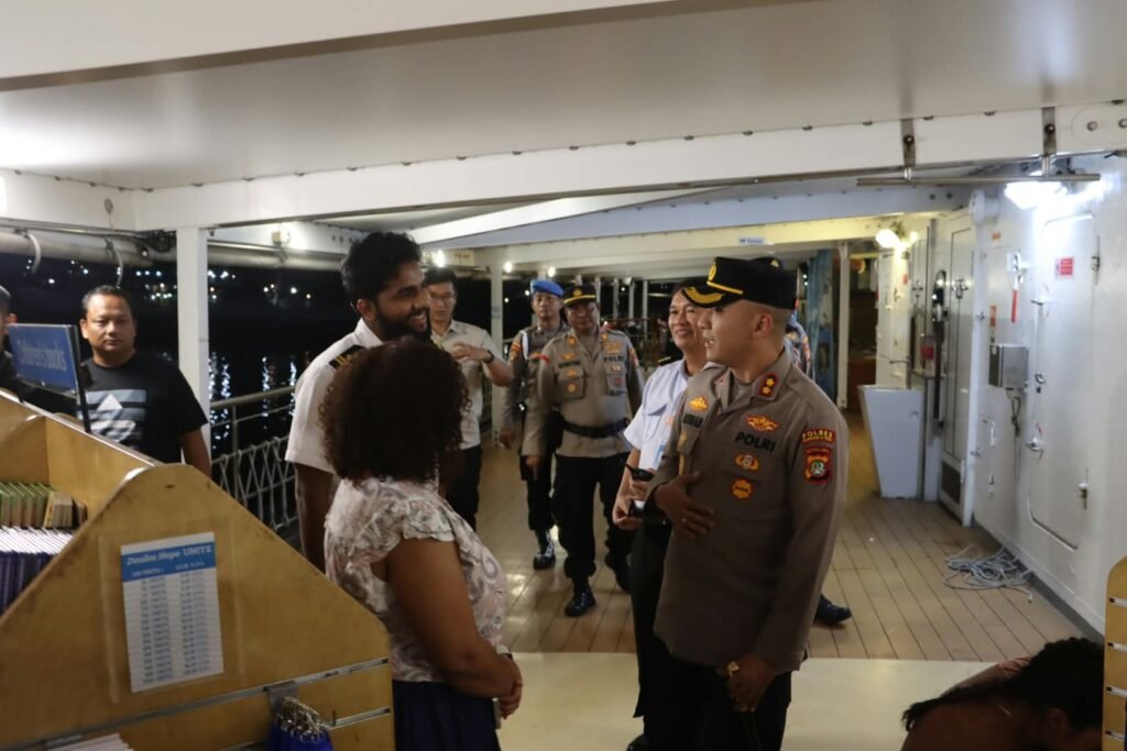 Kapolres Pelabuhan Tanjung Priok Tinjau Kapal Perpustakaan MV Doulos Hope di Dermaga Eks Presiden - Teropong Rakyat