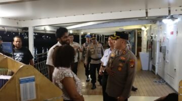 Kapolres Pelabuhan Tanjung Priok Tinjau Kapal Perpustakaan MV Doulos Hope di Dermaga Eks Presiden