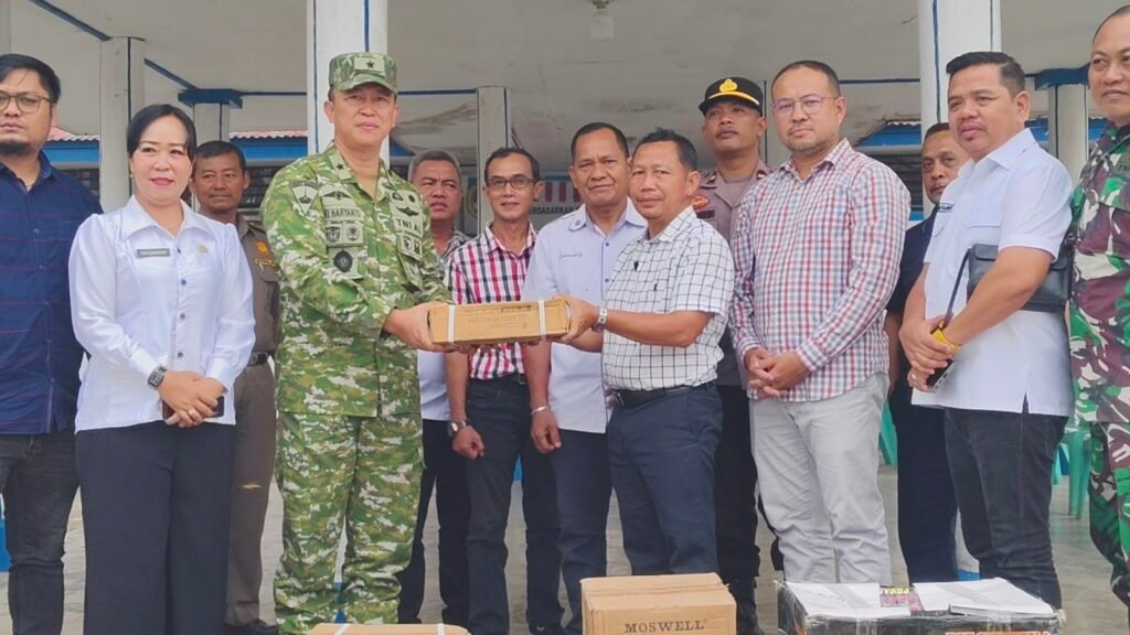 Satgas Karhutla TNI Kawal Penyaluran Bantuan Korporasi untuk Desa Terdampak di Melawi - Teropong Rakyat