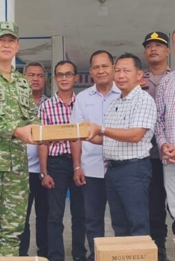 Satgas Karhutla TNI Kawal Penyaluran Bantuan Korporasi untuk Desa Terdampak di Melawi
