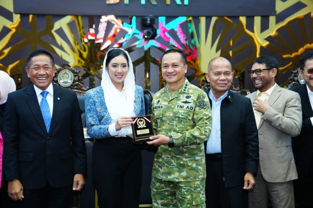 Portal Berita Indonesia dan Dunia Terkini Hari Ini, Update Harian Terbaru, Terlengkap, Tajam, Aktual dan Berimbang. Asrenum Panglima TNI Bersama Wamenhan RI Bahas RUU Reforma Agraria - Teropong Rakyat