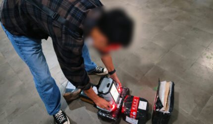 Bea Cukai Malang Amankan 73.280 Batang Rokok Ilegal dari Jasa Ekspedisi - Teropong Rakyat