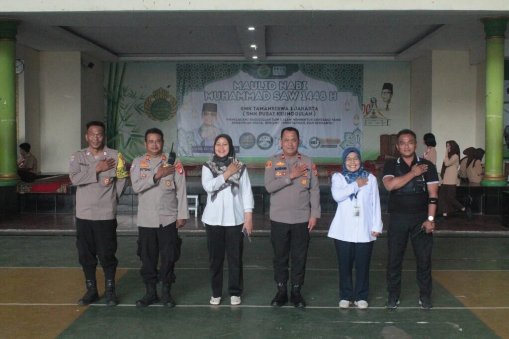 Portal Berita Indonesia dan Dunia Terkini Hari Ini, Update Harian Terbaru, Terlengkap, Tajam, Aktual dan Berimbang. Kapolsek Kemayoran Perluas Sinergi Pendidikan, Program Bapak Asuh Polri Menyasar SMK Taman Siswa 1 - Teropong Rakyat