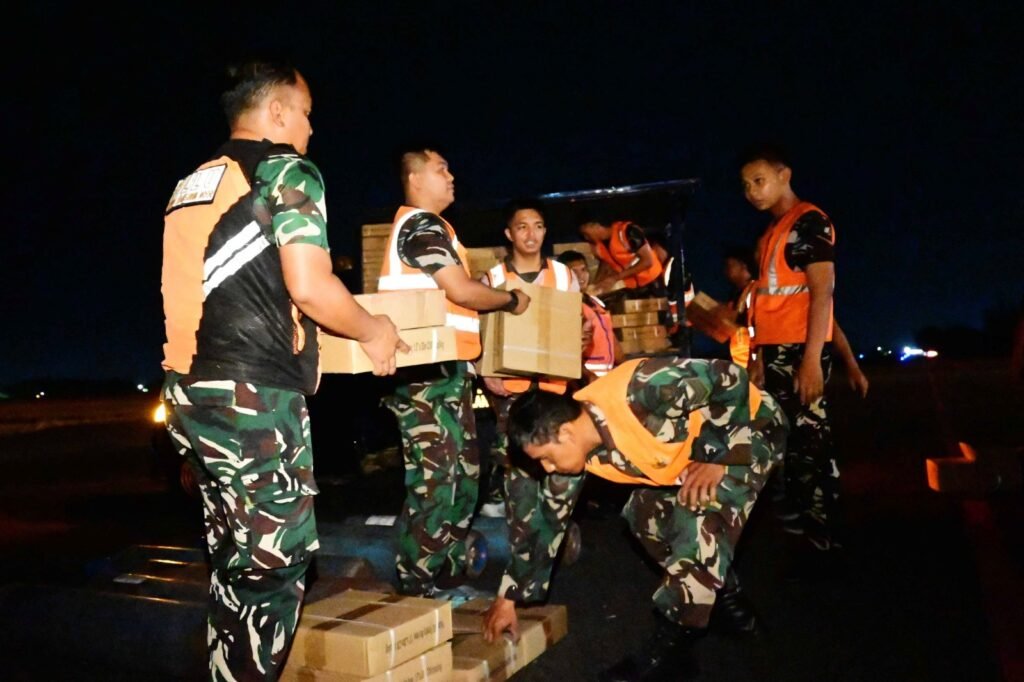 Tak Hanya Logistik, Hercules TNI AU Bawa Dukungan Kesehatan dan Peralatan Untuk Menopang Perjuangan Pasukan Karhutla Kalsel - Teropong Rakyat