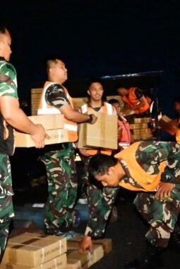 Tak Hanya Logistik, Hercules TNI AU Bawa Dukungan Kesehatan dan Peralatan Untuk Menopang Perjuangan Pasukan Karhutla Kalsel