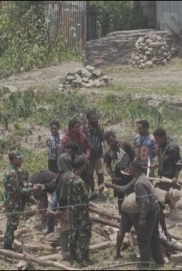 Babinsa 1714-01/Mulia Ulia Pererat Kemanunggalan TNI–Rakyat Melalui Anjangsana dan Bantuan Sembako di Kampung Kulon Enggame, Distrik Pagaleme