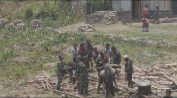 Babinsa 1714-01/Mulia Ulia Pererat Kemanunggalan TNI–Rakyat Melalui Anjangsana dan Bantuan Sembako di Kampung Kulon Enggame, Distrik Pagaleme
