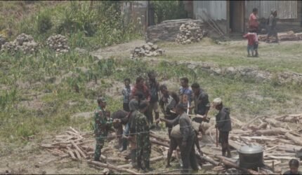 Babinsa 1714-01/Mulia Ulia Pererat Kemanunggalan TNI–Rakyat Melalui Anjangsana dan Bantuan Sembako di Kampung Kulon Enggame, Distrik Pagaleme - Teropong Rakyat