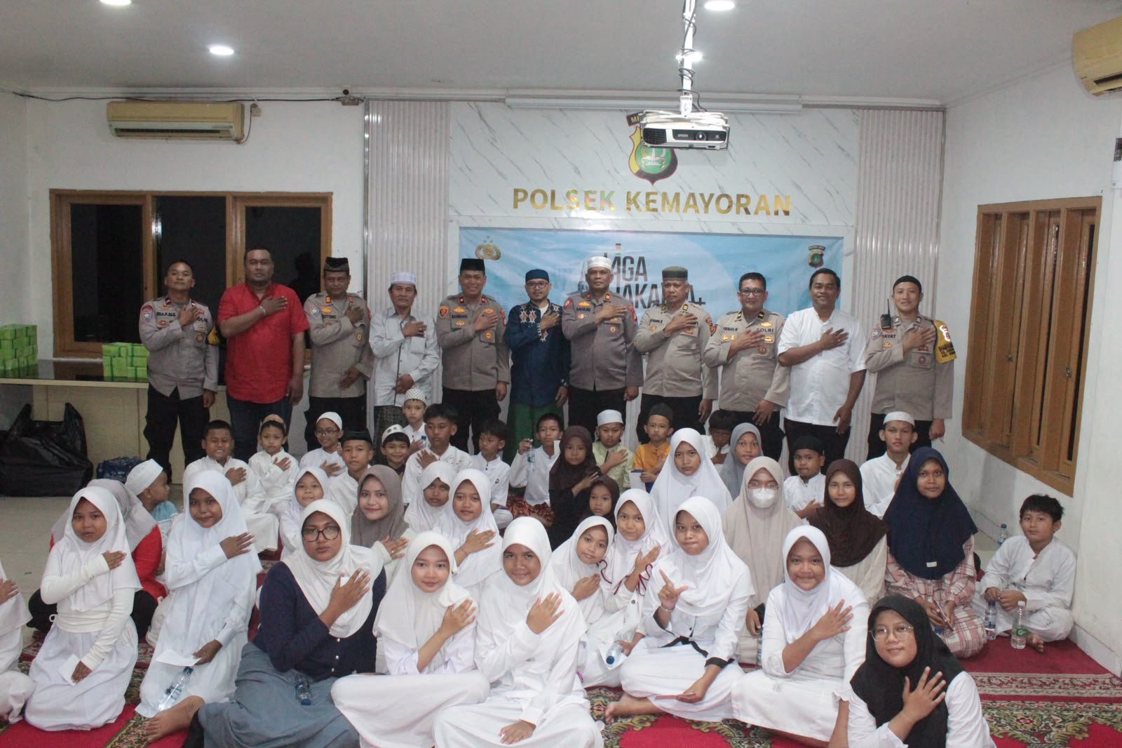 Doa Bersama dan Santunan, Polsek Kemayoran Hadir Berbagi Kebahagiaan Bersama Anak Yatim