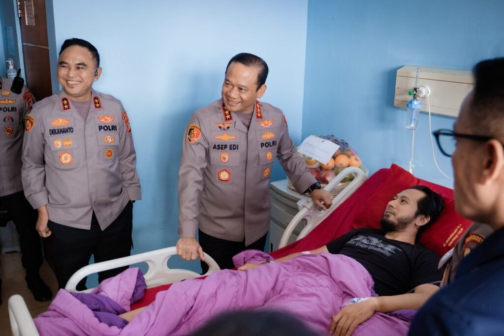 Menguatkan Anggota yang Terluka, Kapolda Metro Jaya Kunjungi RS Polri - Teropong Rakyat