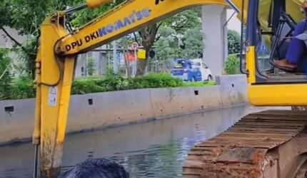 Sudin SDA Jakarta Utara Kerahkan Pengerukan Saluran guna Antisipasi Genangan Air dan Banjir - Teropong Rakyat