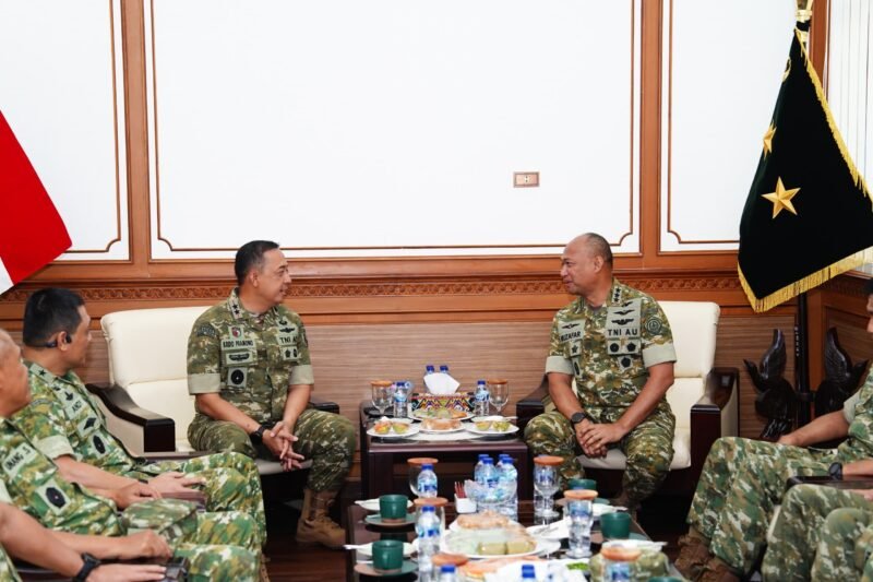 Pangkogabwilhan II Marsekal Madya TNI Muzafar, S.Sos., M.M., bersama Pejabat Utama Kogabwilhan II melaksanakan kunjungan kerja ke Markas Kodam VI/Mulawarman, 