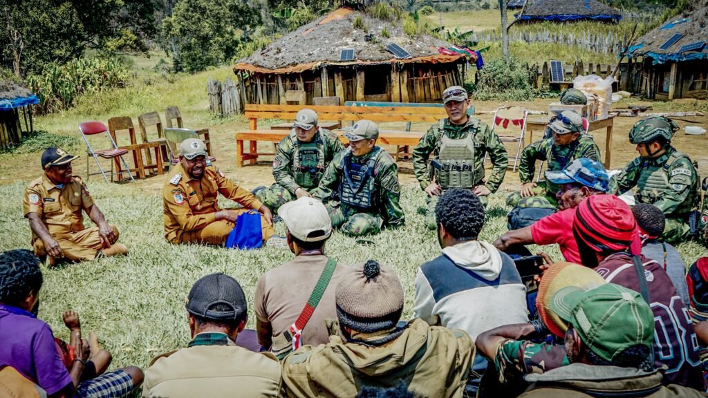 Portal Berita Indonesia dan Dunia Terkini Hari Ini, Update Harian Terbaru, Terlengkap, Tajam, Aktual dan Berimbang. Memahami Papua: Koops TNI Habema Menyalakan Kembali Asa di Lembah Ugimba - Teropong Rakyat