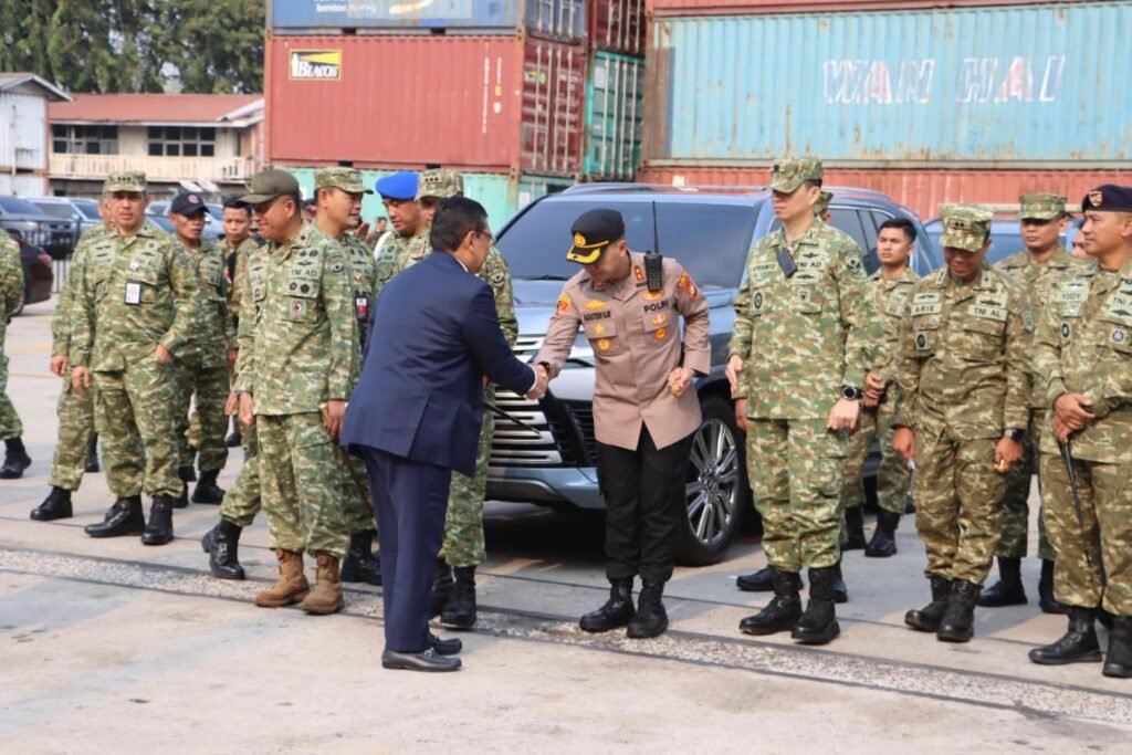 Portal Berita Indonesia dan Dunia Terkini Hari Ini, Update Harian Terbaru, Terlengkap, Tajam, Aktual dan Berimbang. Kapolres Priok Hadiri Penyambutan Kapal Induk ITS Giuseppe Garibaldi, Menteri Pertahanan dan Pejabat Tinggi TNI - Teropong Rakyat