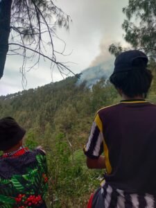 Kebakaran Gunung Kawi Meluas, 1.459 Hektare Area Terbakar - Teropong Rakyat