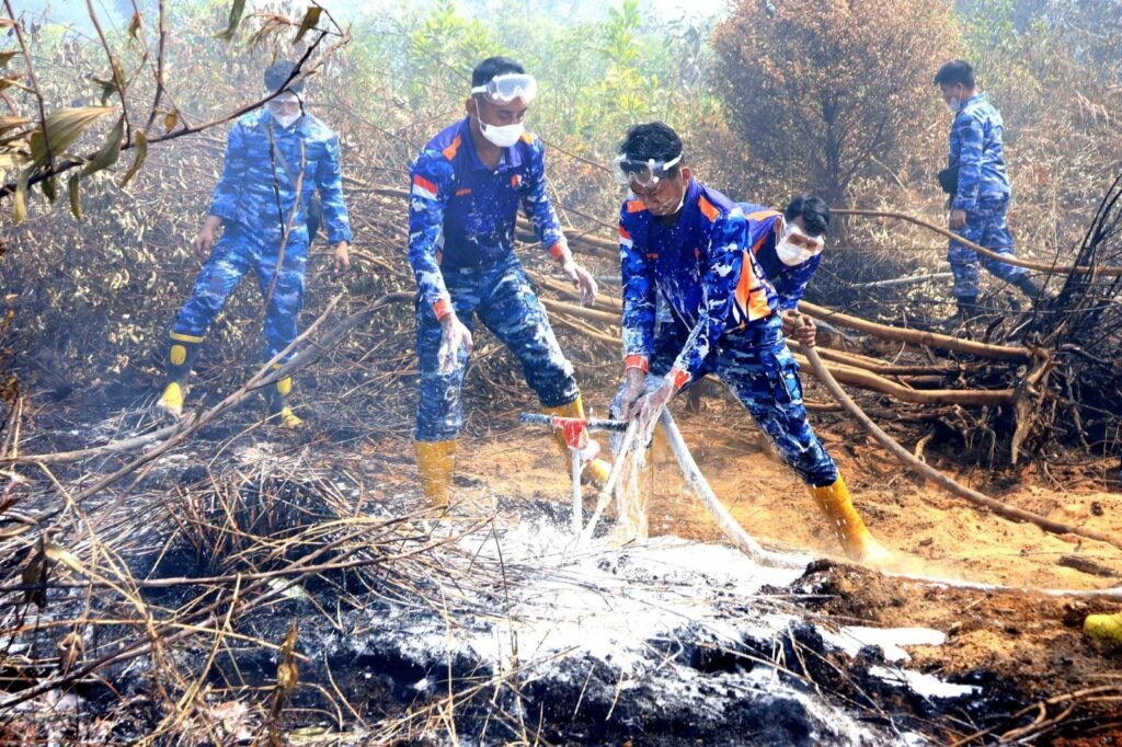 Lanud Sjamsudin Noor Kerahkan Tangki Portable dan Gambut Injection di Kawasan Ring I Bandara Sjamsudin Noor Atasi Titik Api Karhutla - Teropong Rakyat