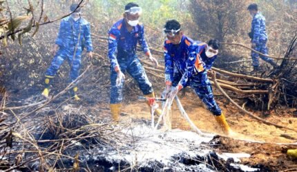 Lanud Sjamsudin Noor Kerahkan Tangki Portable dan Gambut Injection di Kawasan Ring I Bandara Sjamsudin Noor Atasi Titik Api Karhutla - Teropong Rakyat