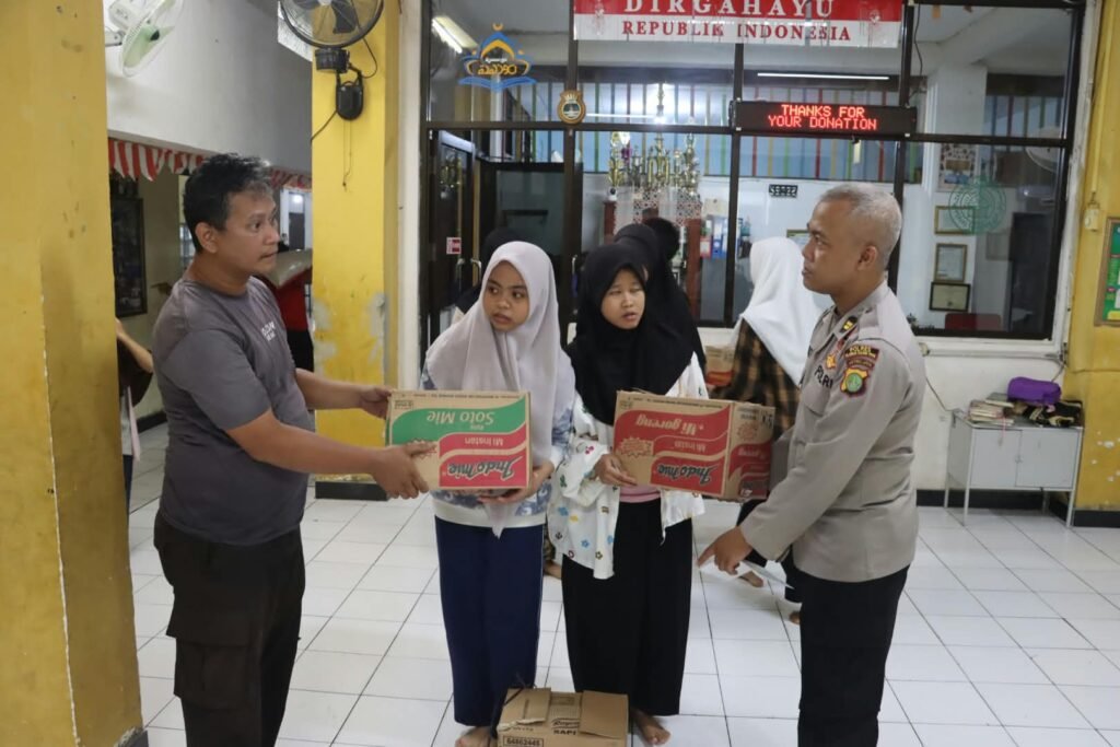 Portal Berita Indonesia dan Dunia Terkini Hari Ini, Update Harian Terbaru, Terlengkap, Tajam, Aktual dan Berimbang. Polri Ulurkan Tangan Untuk Sesama, Bakti Sosial di Panti Asuhan Yatim Piatu Nuruz Zahroh - Teropong Rakyat