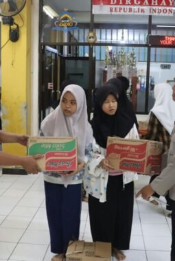 Polri Ulurkan Tangan Untuk Sesama, Bakti Sosial di Panti Asuhan Yatim Piatu Nuruz Zahroh