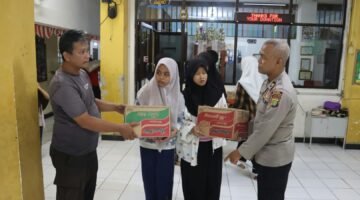 Polri Ulurkan Tangan Untuk Sesama, Bakti Sosial di Panti Asuhan Yatim Piatu Nuruz Zahroh