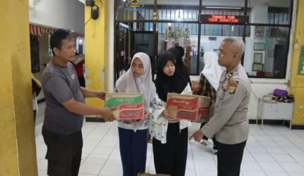 Polri Ulurkan Tangan Untuk Sesama, Bakti Sosial di Panti Asuhan Yatim Piatu Nuruz Zahroh - Teropong Rakyat