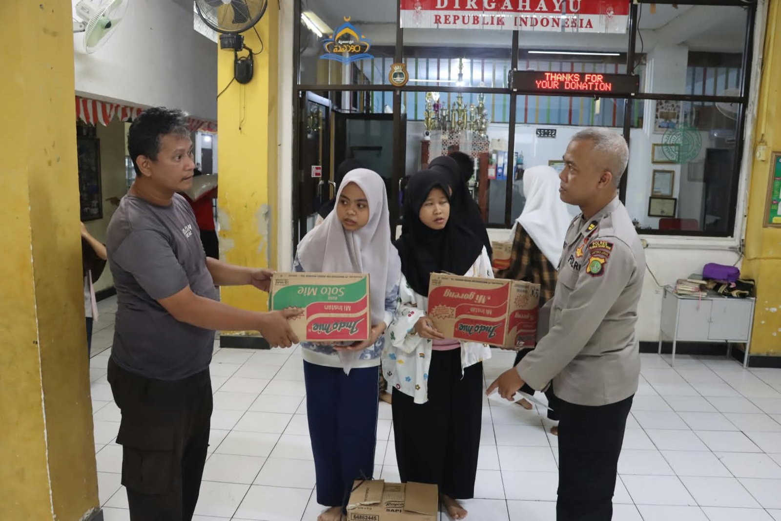 Polri Ulurkan Tangan Untuk Sesama, Bakti Sosial di Panti Asuhan Yatim Piatu Nuruz Zahroh