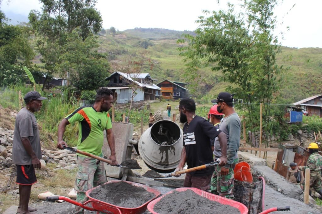 Kodim 1714/Puncak Jaya Gandeng Masyarakat Binaan Membangun Jembatan Merah Putih di Kampung Kulok Enggame - Teropong Rakyat