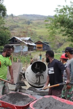 Kodim 1714/Puncak Jaya Gandeng Masyarakat Binaan Membangun Jembatan Merah Putih di Kampung Kulok Enggame
