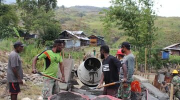 Kodim 1714/Puncak Jaya Gandeng Masyarakat Binaan Membangun Jembatan Merah Putih di Kampung Kulok Enggame