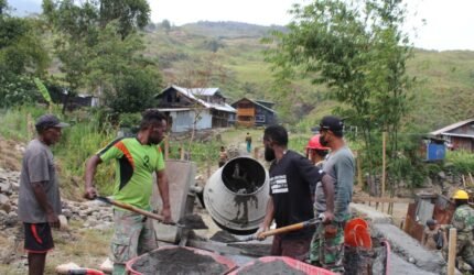Kodim 1714/Puncak Jaya Gandeng Masyarakat Binaan Membangun Jembatan Merah Putih di Kampung Kulok Enggame - Teropong Rakyat