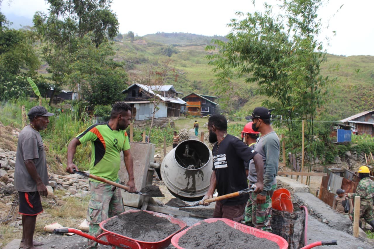 Kodim 1714/Puncak Jaya Gandeng Masyarakat Binaan Membangun Jembatan Merah Putih di Kampung Kulok Enggame