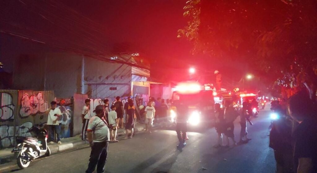 Kebakaran Lahan Kosong di Serdang Raya Kemayoran Berhasil Dipadamkan - Teropong Rakyat