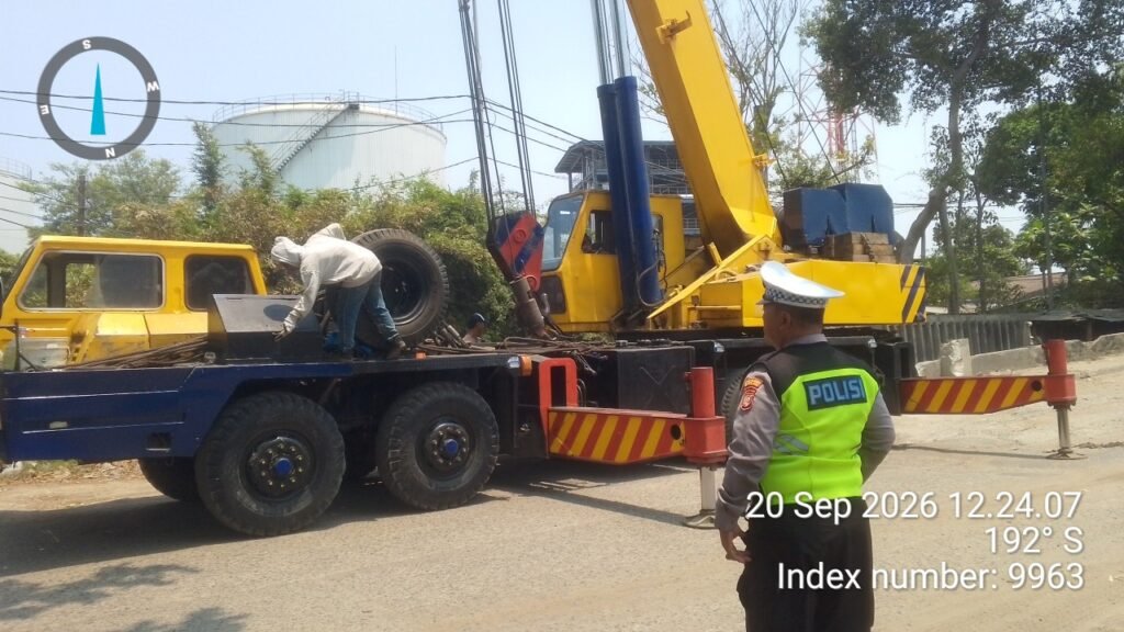 Portal Berita Indonesia dan Dunia Terkini Hari Ini, Update Harian Terbaru, Terlengkap, Tajam, Aktual dan Berimbang. Respon Cepat 110, Kontainer Terlepas dari Truk Trailer di Jembatan KBN Marunda, Polisi Bergerak Cepat Lakukan Evakuasi - Teropong Rakyat
