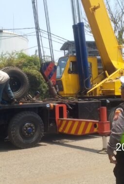 Respon Cepat 110, Kontainer Terlepas dari Truk Trailer di Jembatan KBN Marunda, Polisi Bergerak Cepat Lakukan Evakuasi