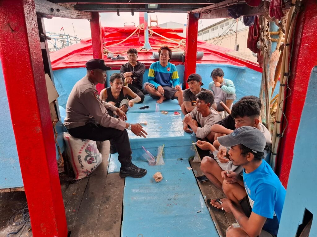 Portal Berita Indonesia dan Dunia Terkini Hari Ini, Update Harian Terbaru, Terlengkap, Tajam, Aktual dan Berimbang. Polres Pelabuhan Tanjung Priok Tingkatkan Harkamtibmas, Polisi Sambangi ABK di Pelabuhan Muara Angke - Teropong Rakyat