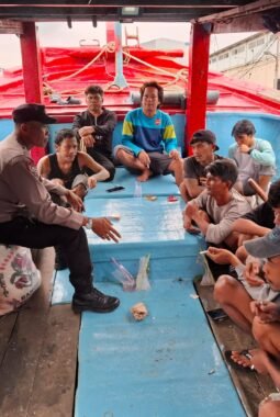 Polres Pelabuhan Tanjung Priok Tingkatkan Harkamtibmas, Polisi Sambangi ABK di Pelabuhan Muara Angke