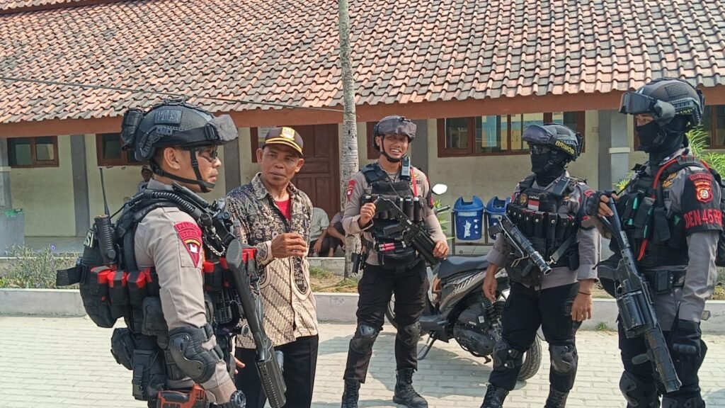 Brimob Polda Metro Jaya Patroli ke TPS Jaga Kamtibmas Pilkades di Bekasi - Teropong Rakyat