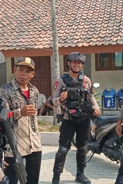 Brimob Polda Metro Jaya Patroli ke TPS Jaga Kamtibmas Pilkades di Bekasi