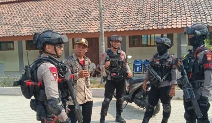 Brimob Polda Metro Jaya Patroli ke TPS Jaga Kamtibmas Pilkades di Bekasi - Teropong Rakyat