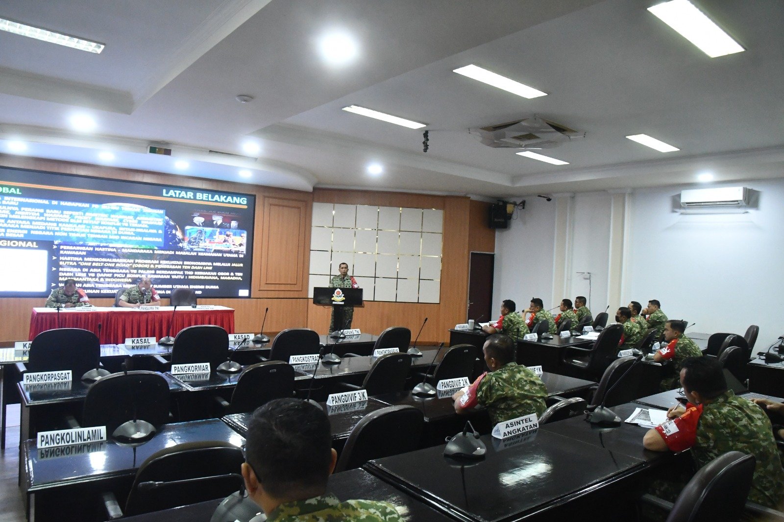 Portal Berita Indonesia dan Dunia Terkini Hari Ini, Update Harian Terbaru, Terlengkap, Tajam, Aktual dan Berimbang. Pangkogabwilhan II Jadi Narasumber Latihan Posko OMP Dikreg LVI Sesko TNI TA 2026 - Teropong Rakyat