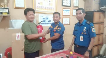 Suku Dinas GULKARMAT Jakarta Pusat Distribusikan 21 APAR di RW 08 Kelurahan Utan Panjang