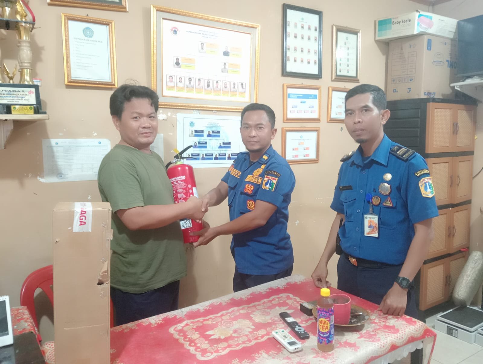 Suku Dinas GULKARMAT Jakarta Pusat Distribusikan 21 APAR di RW 08 Kelurahan Utan Panjang