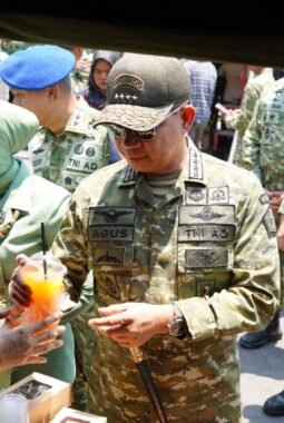 Panglima TNI Hadiri Bazar Bersama Rakyat di Yogyakarta