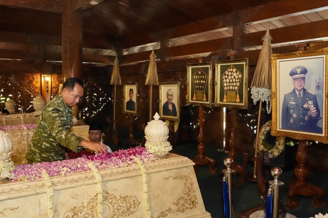Panglima TNI Ziarah ke Makam Presiden RI Ke-2 dan Panglima Besar Jenderal Soedirman