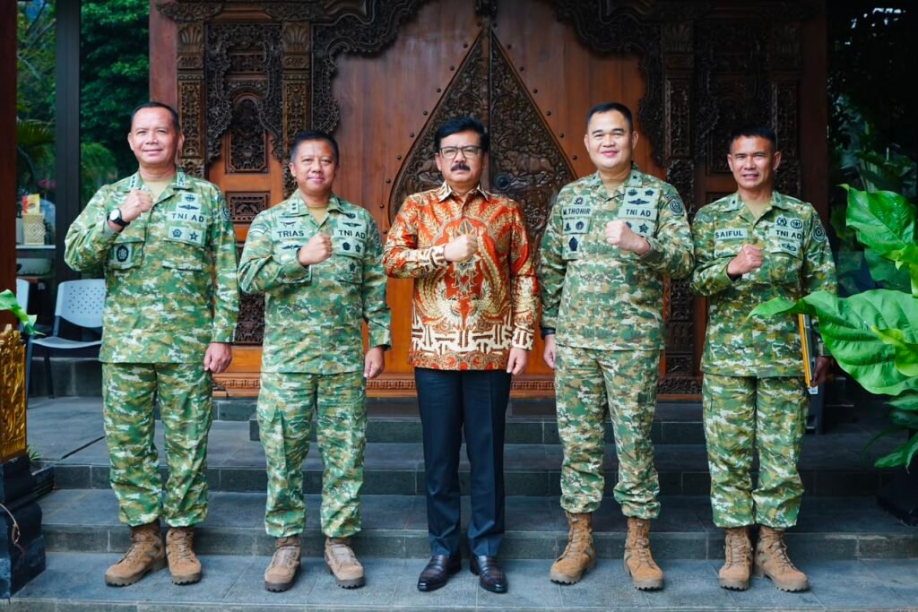 Merawat Silaturahmi, Kas Kohanudnas Silaturahmi Dengan Mantan Panglima TNI - Teropong Rakyat