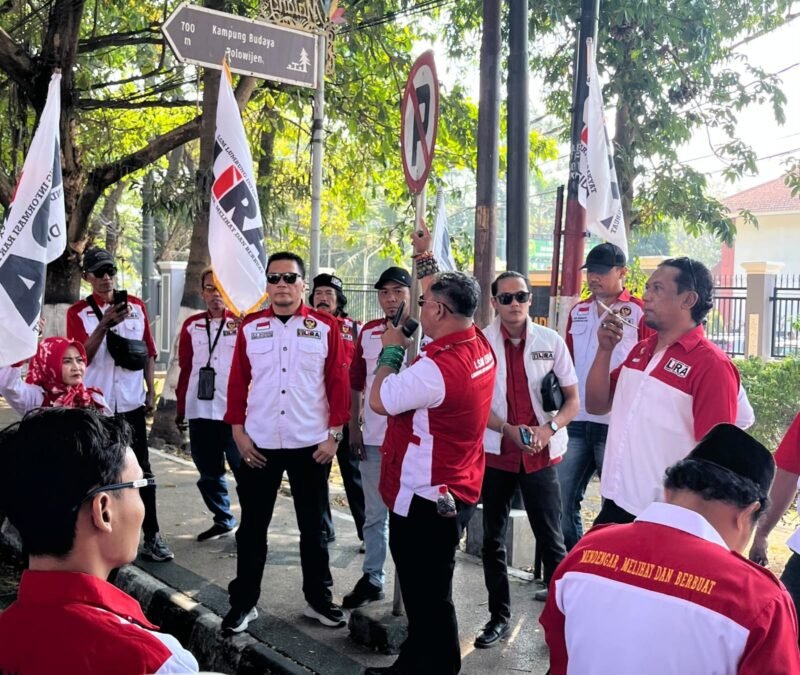 DPD LSM LIRA Kota Batu, saat turun aksi damai mengawal sidang putusan kasus pembunuhan mahasiswi UMM, Faradila Amalia Najwa, di Pengadilan Negeri Malang Kelas IA. (Den)